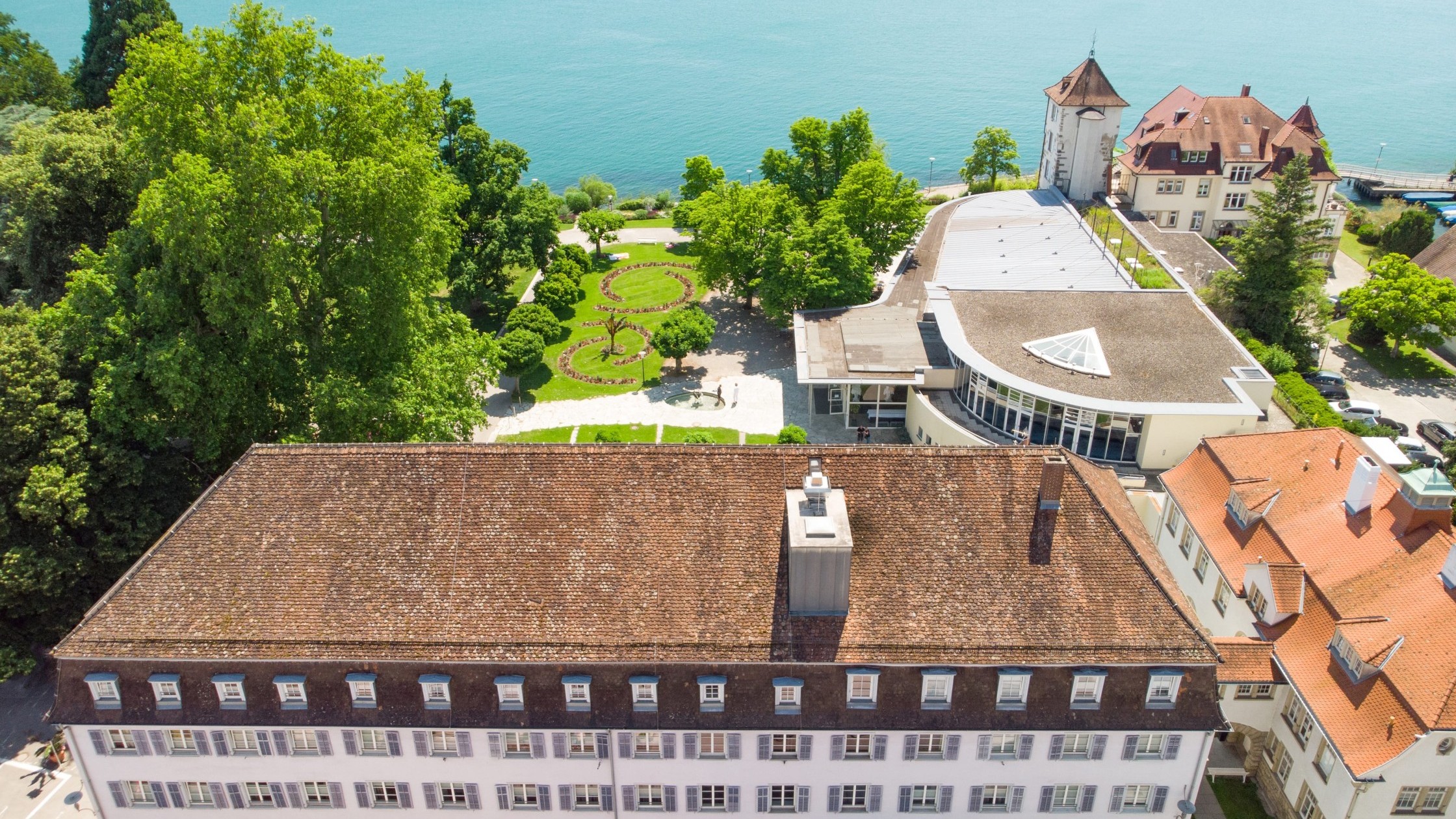Bad-Hotel mit Blick auf das Haupthaus