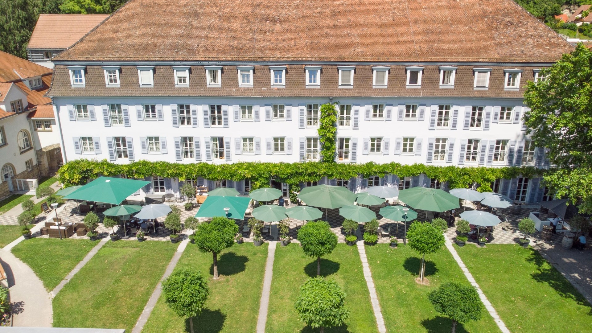 Bad-Hotel mit Blick auf die Terrasse und das Haupthaus