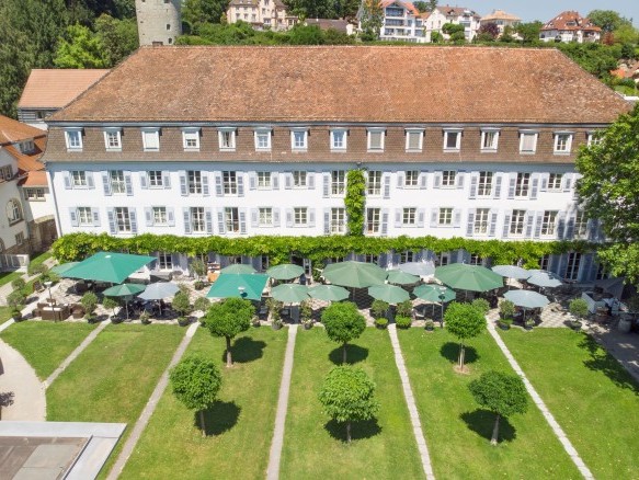 Bad-Hotel mit Blick auf die Terrasse und das Haupthaus