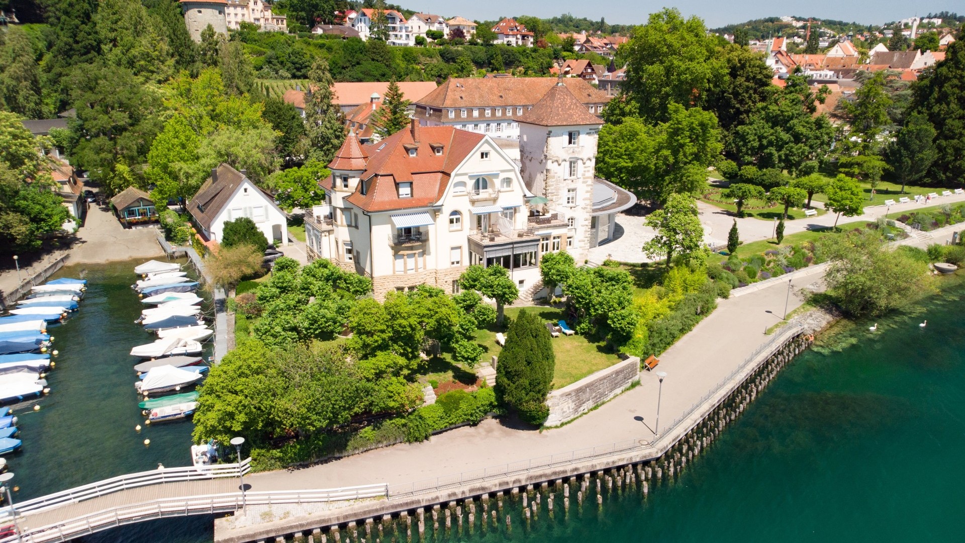 Bad-Hotel mit Blick auf die Villa Seeburg