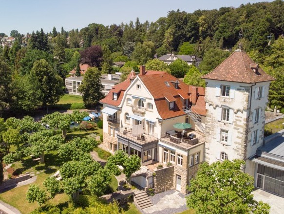 Bad-Hotel mit Blick auf die Villa Seeburg
