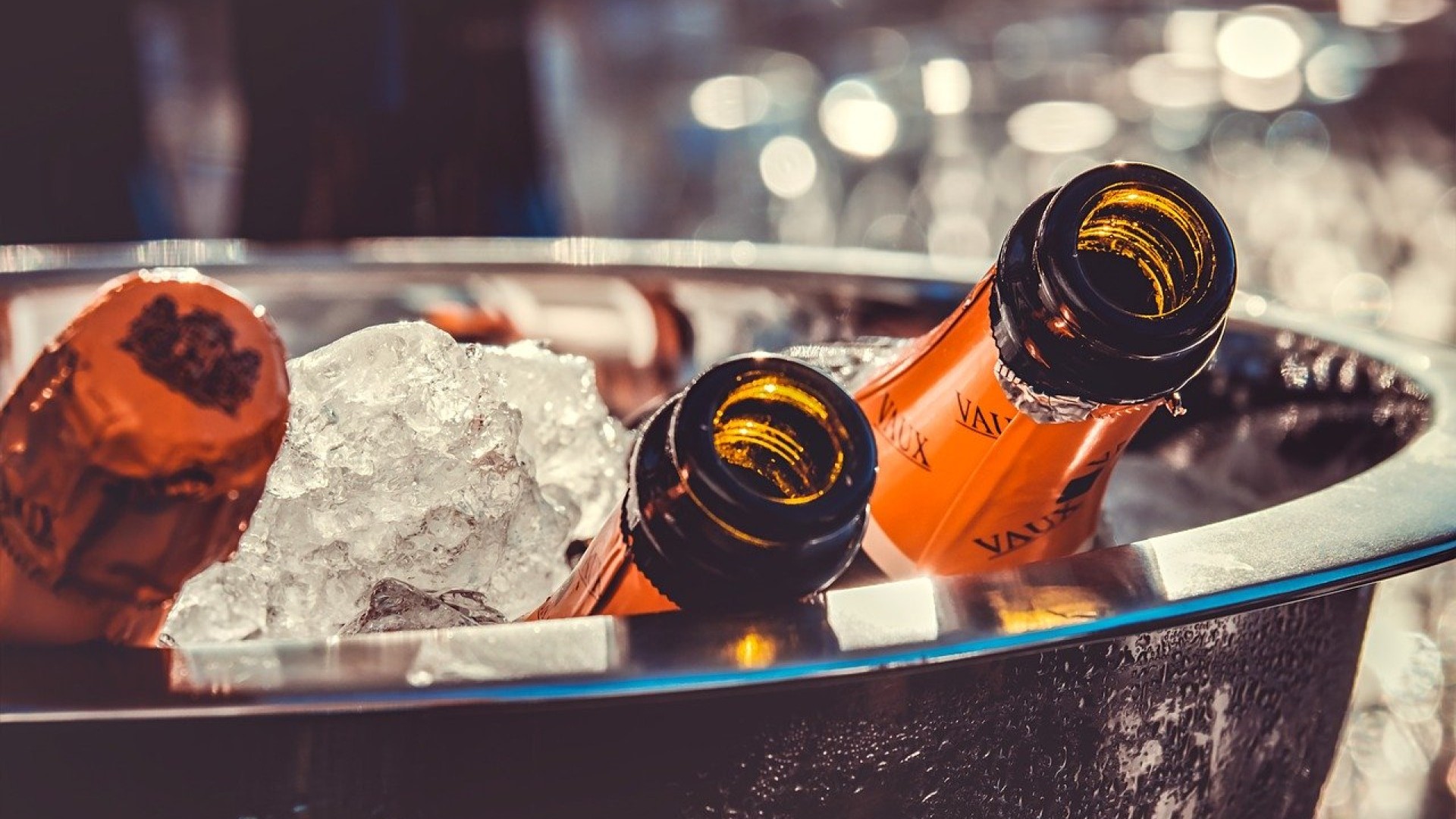 Champagner mit Eis im Kühler