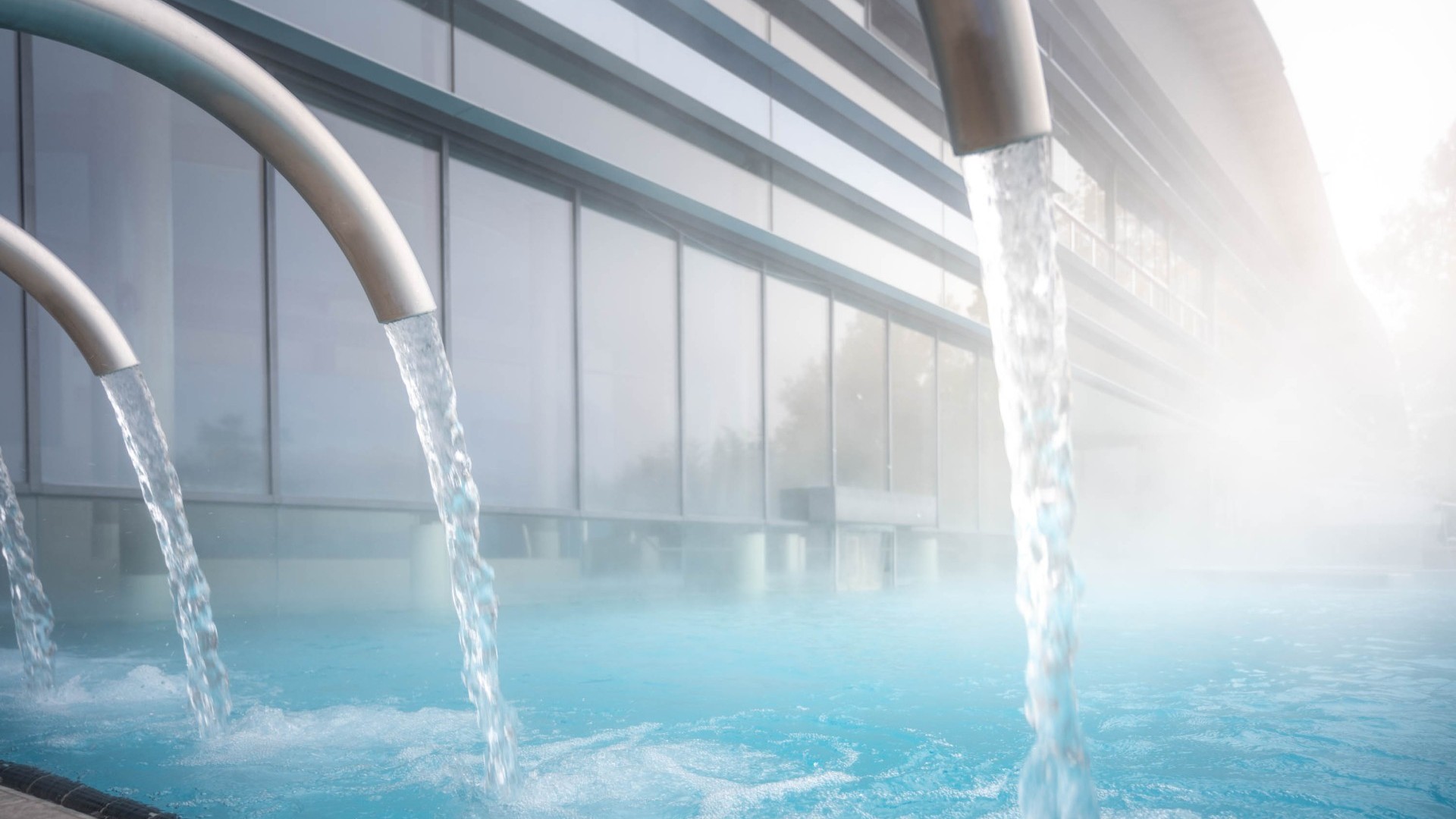Aussenbecken der Therme mit Wasserspiel