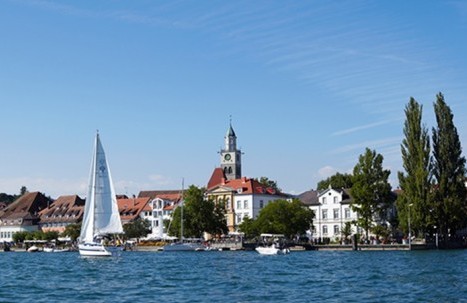 Blick vom Wasser auf die Überlingen Promenade