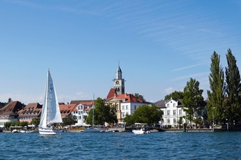 Blick vom Wasser auf die Überlingen Promenade