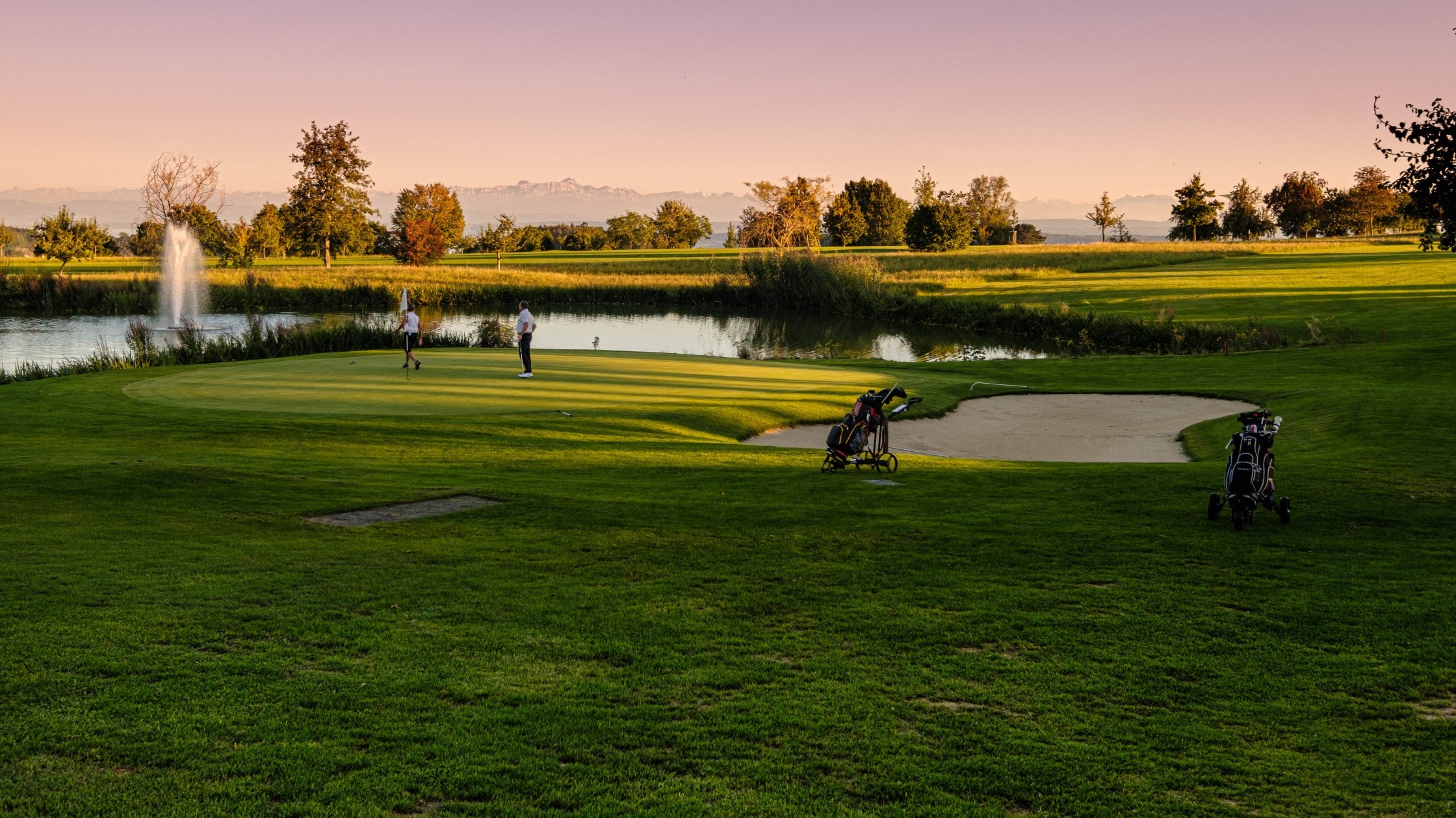 Golfclub Owingen Bilck auf Loch 18 und auf die Berge