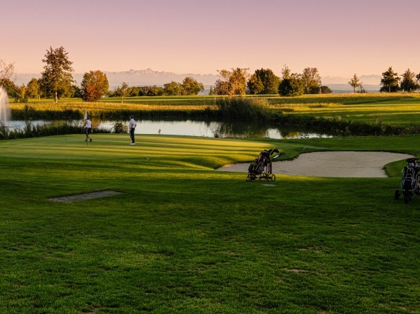 Golfclub Owingen Bilck auf Loch 18 und auf die Berge