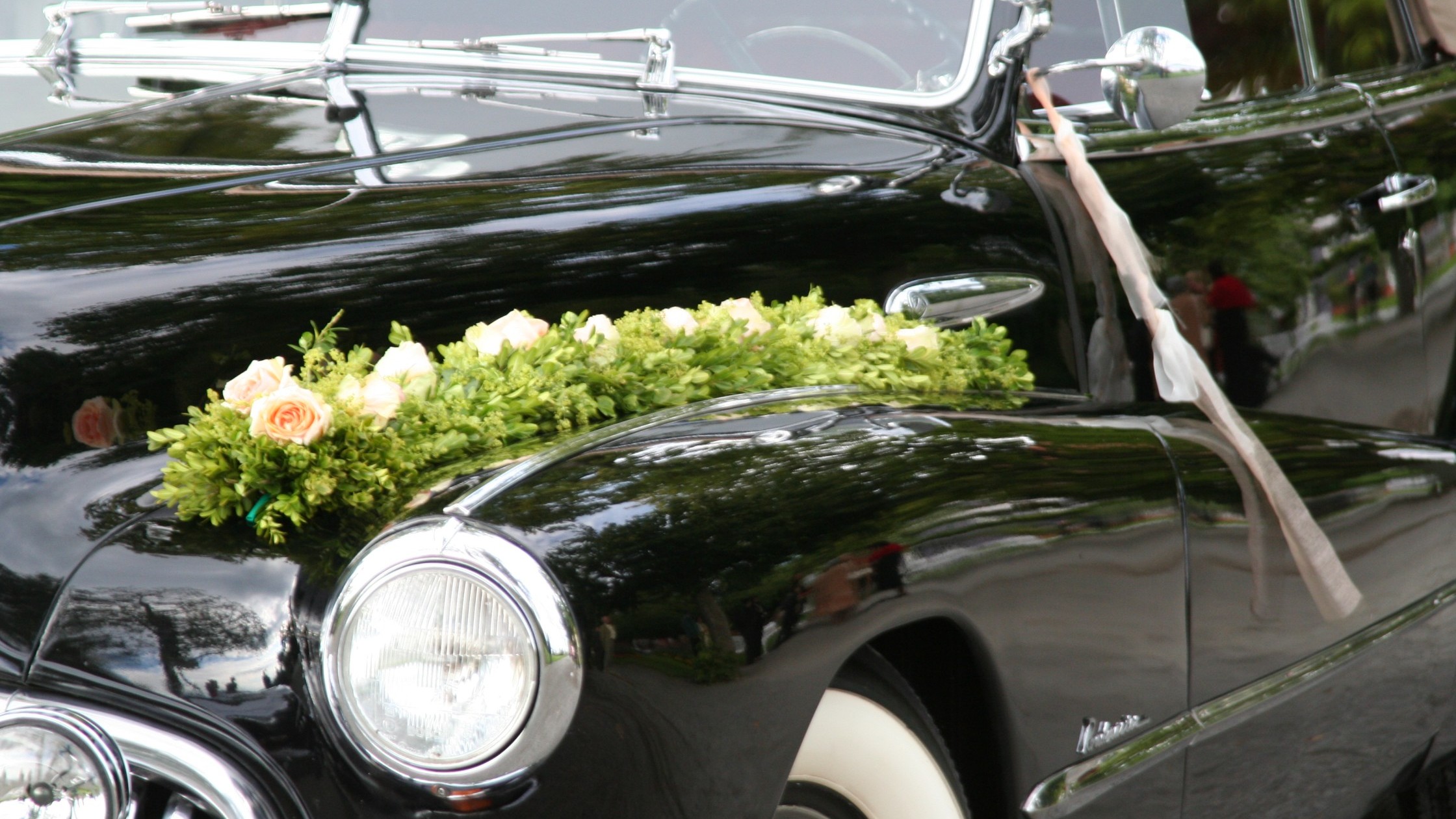 Hochzeitsauto mit Blumenschmuck