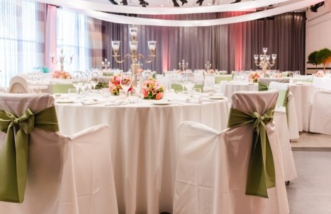 Dekorierte Hochzeitstische im Kursaal