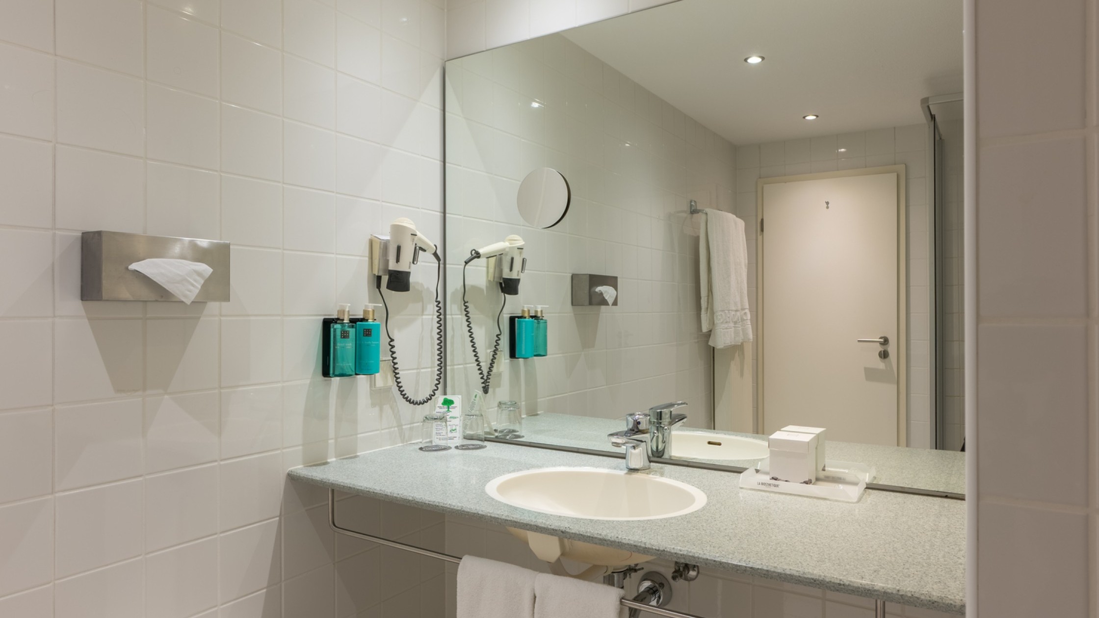 Familienzimmer Classic Bad, Blick auf den Spiegel