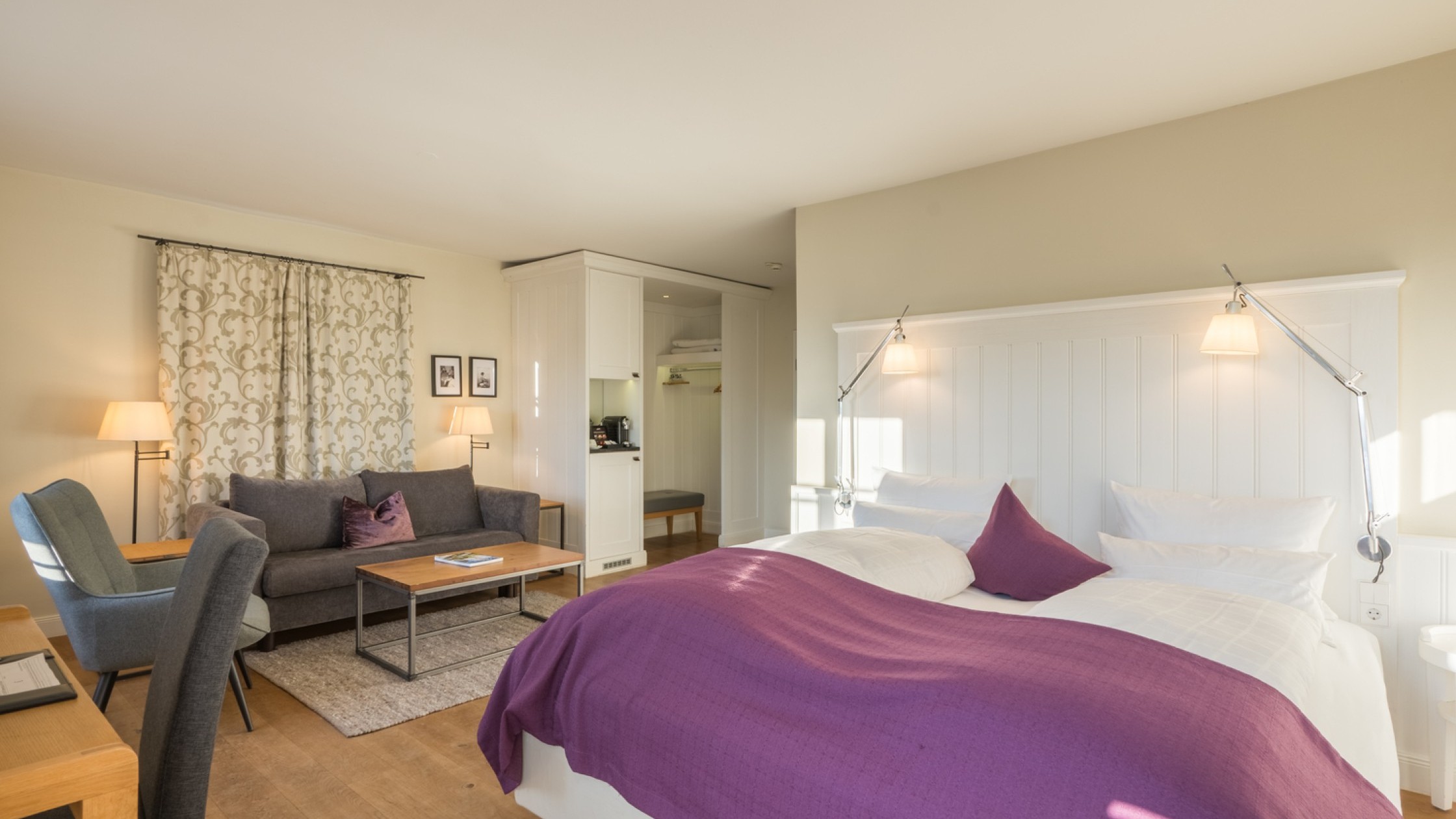 Familienzimmer Superior Blick vom Bett zur Sitzgruppe