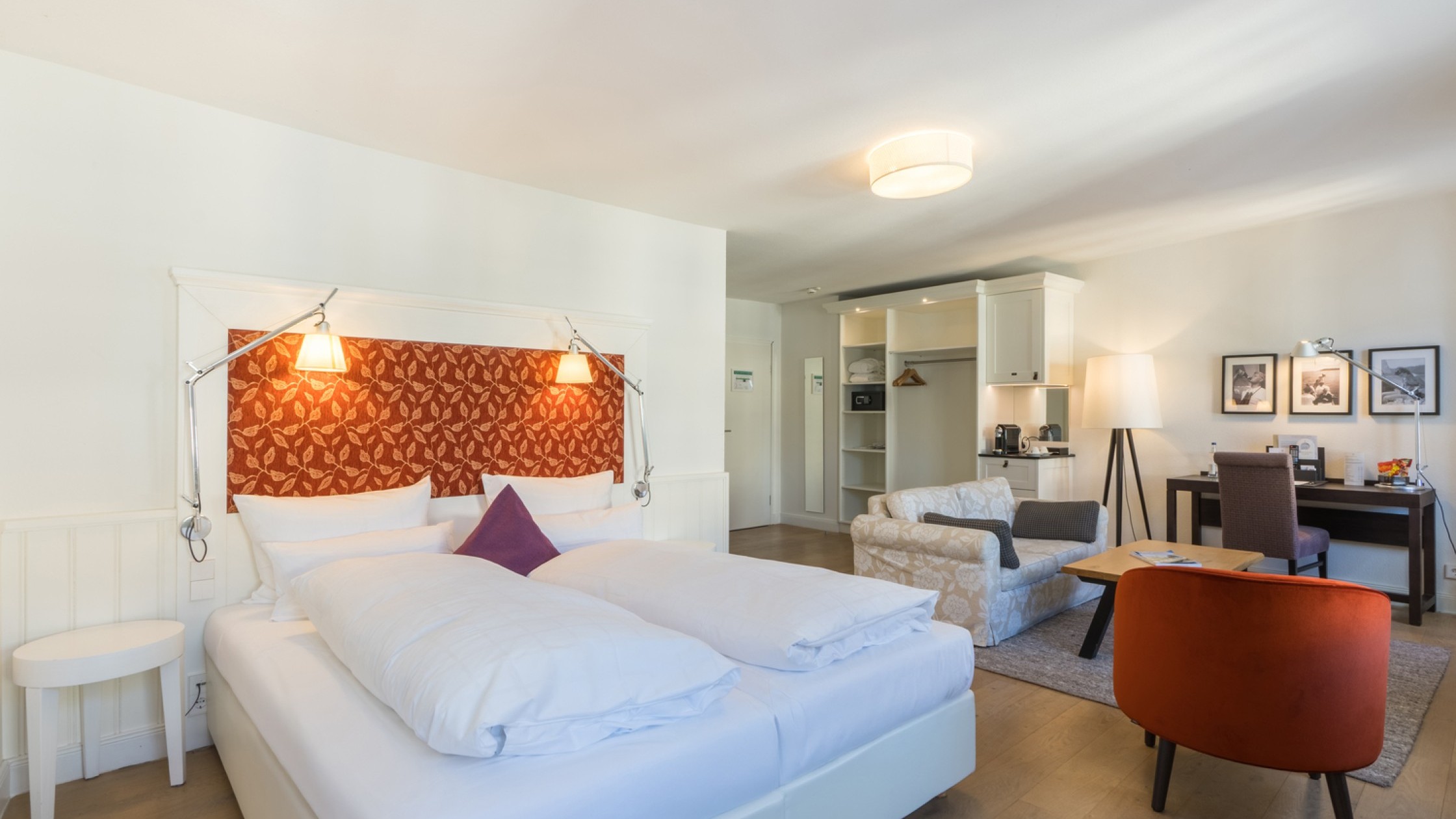 Haupthaus Doppelzimmer Classic Blick vom Bett in Raum