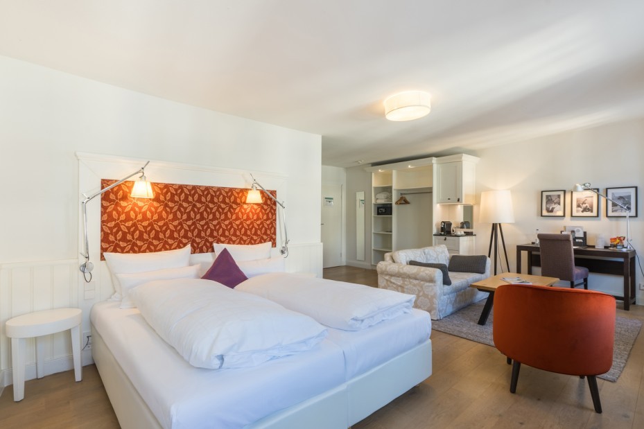 Haupthaus Doppelzimmer Classic Blick vom Bett in Raum