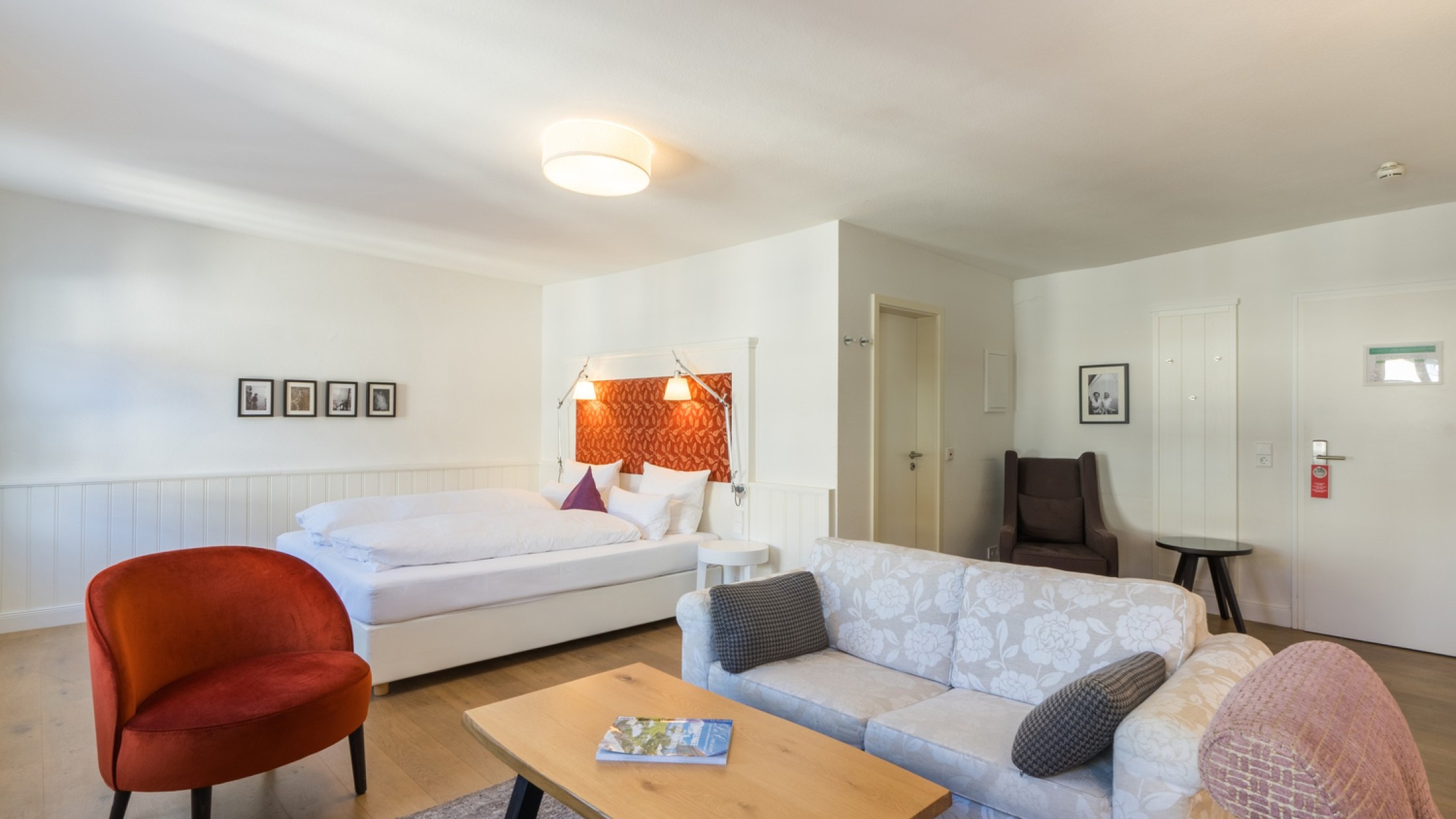 Haupthaus Doppelzimmer Classic Blick von Sitzgruppe zum Bett