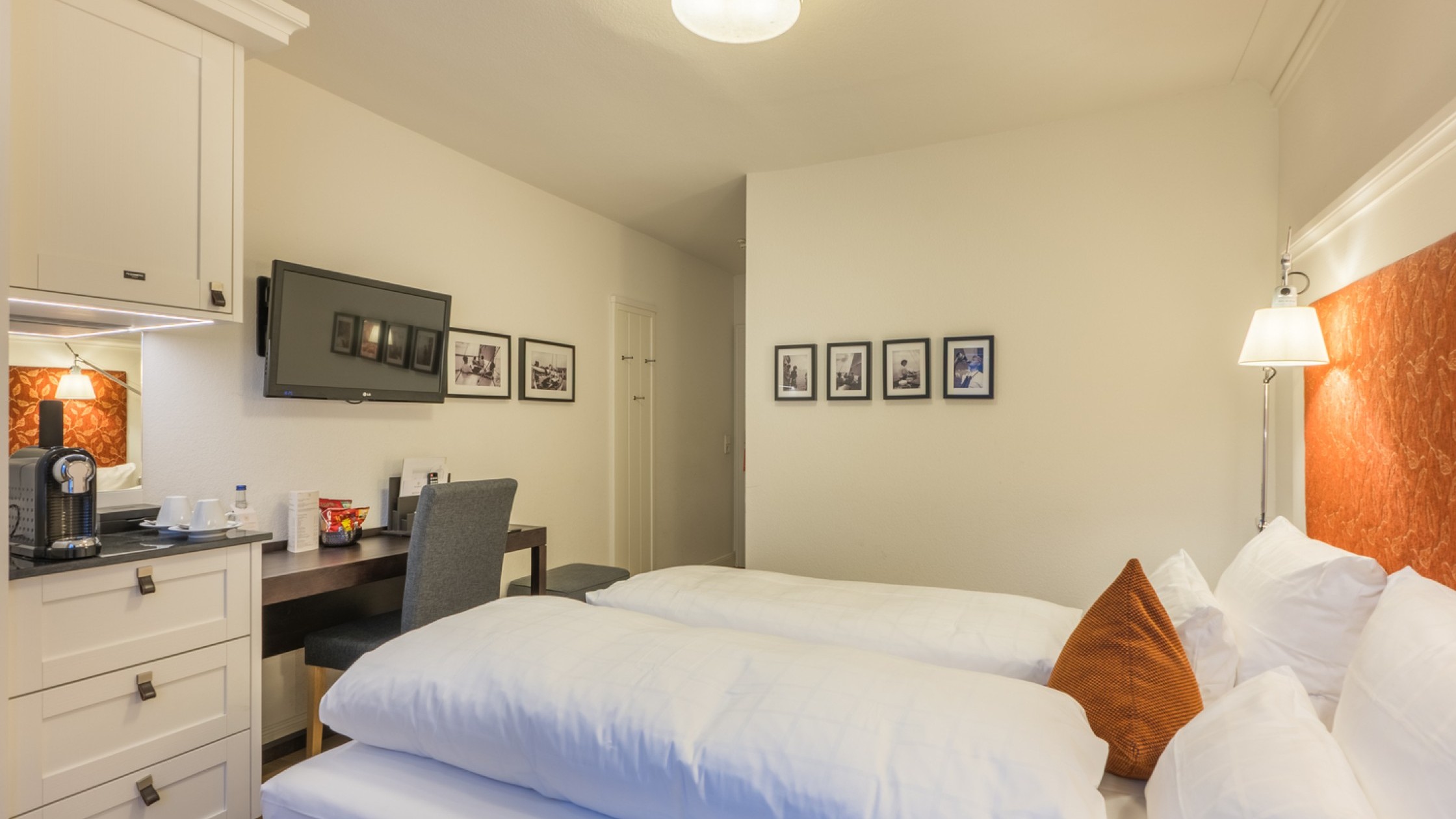 Haupthaus Doppelzimmer Economy Blick vom Bett zur Tür