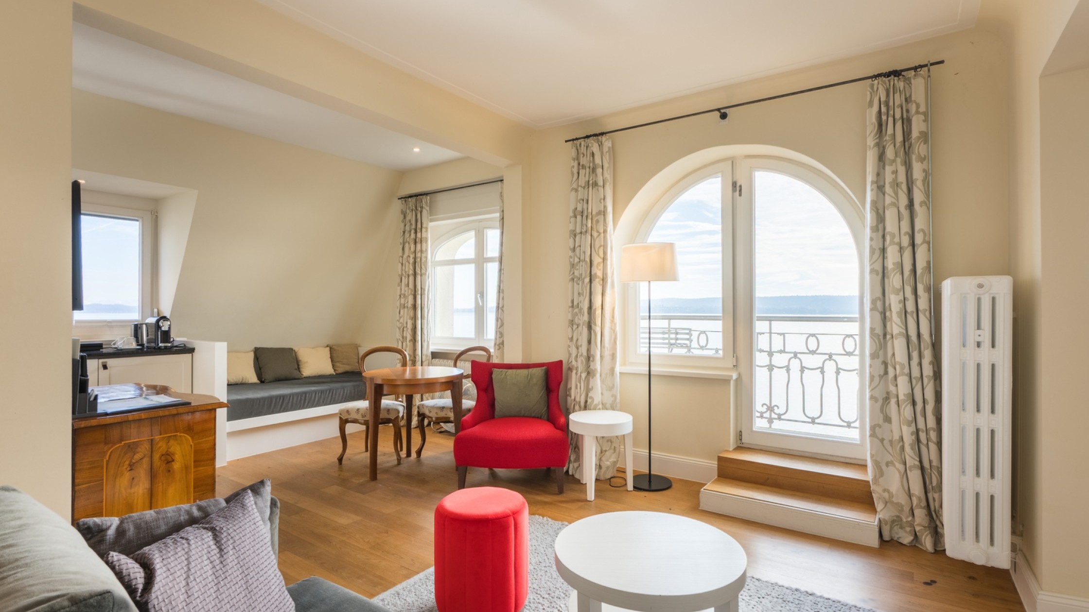 Junior Suite Villa Seeburg Blick auf Balkon und See