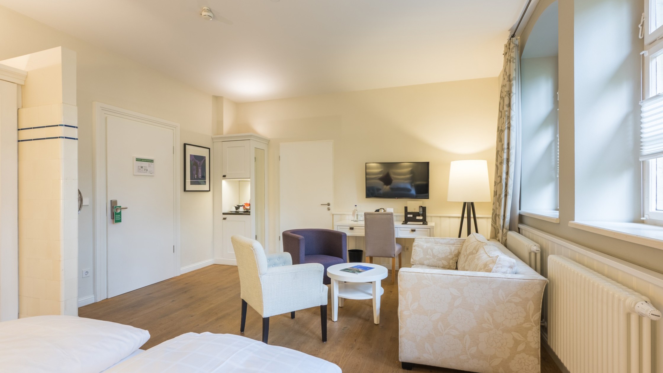 Warmbad Doppelzimmer barrierefrei Blick vom Bett auf die Sitzgruppe