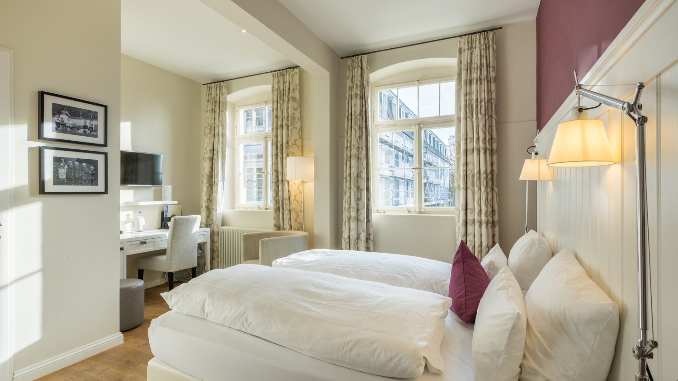 Warmbad Doppelzimmer Classic Blick auf Bett und Schreibtisch